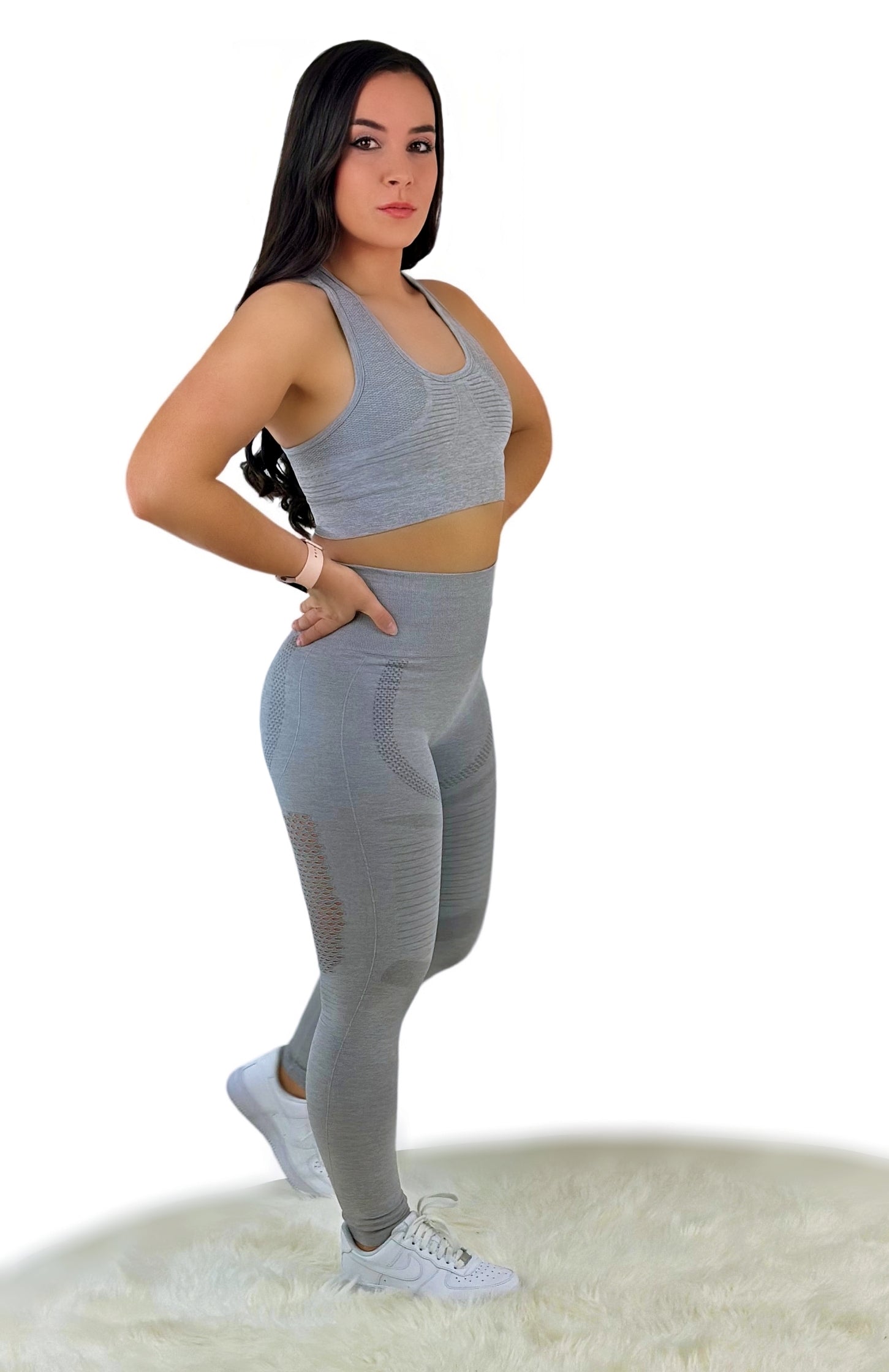 Hellgraues Fanatics Sport-Set für Frauen, bestehend aus bequemen Activewear-BH und Leggings. Atmungsaktiv, nahtlos, mit 360-Grad-Stretch und leichtgewichtigem Spandex/Nylon-Mix für optimalen Komfort beim Training und im Alltag